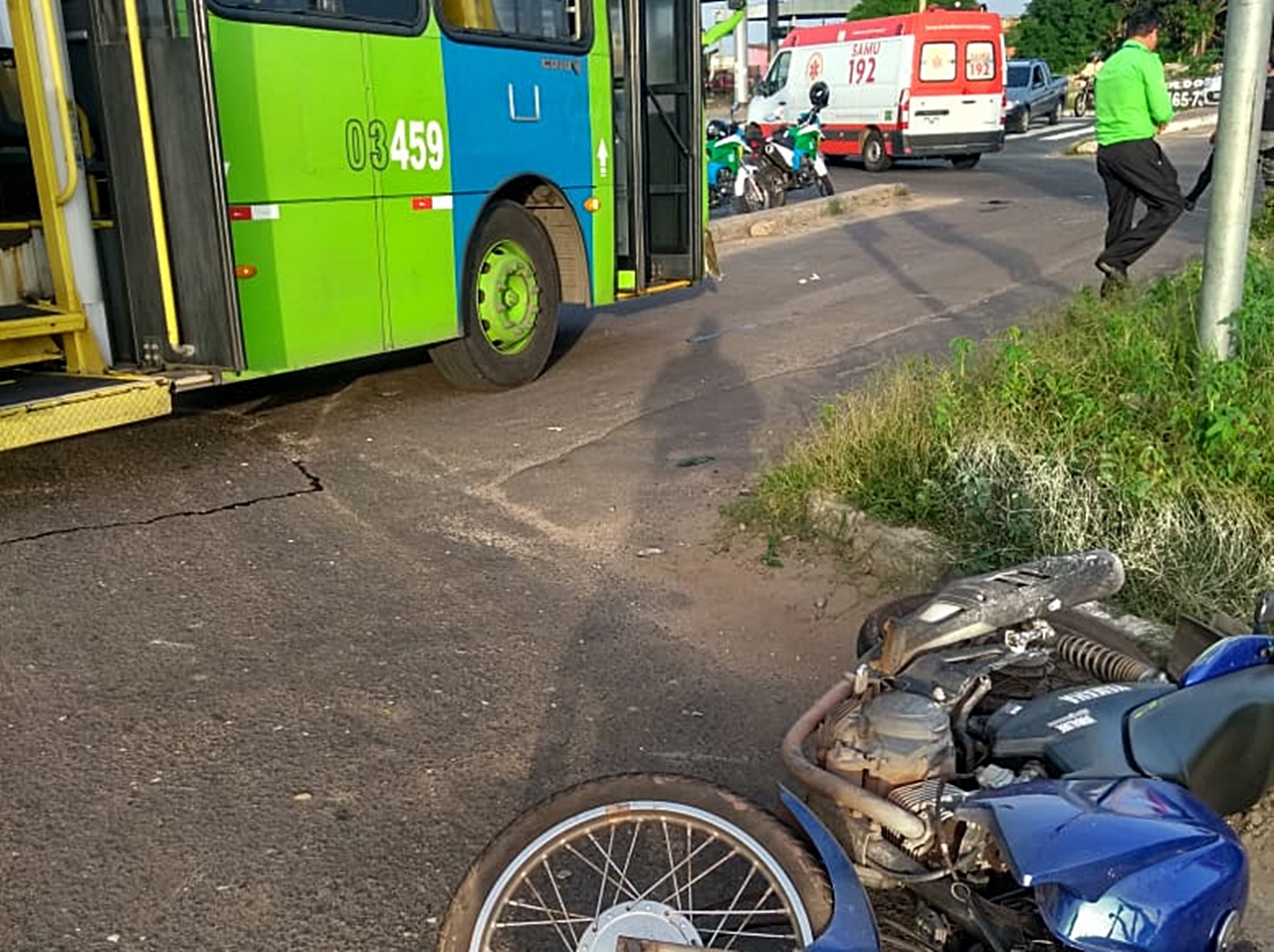 o sargento estava pilotando a motocicleta e colidiu no ônibus