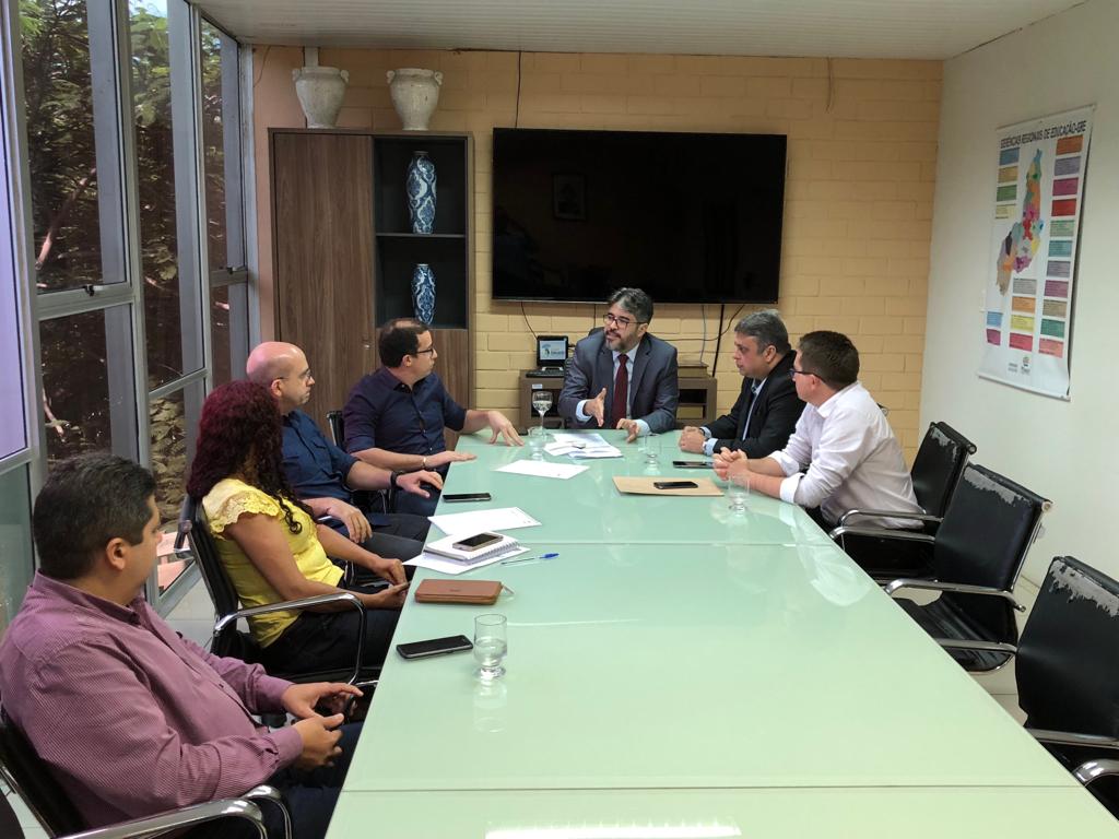 Reunião entre Júnior Percy e o secretário de Educação Helder Jacobina