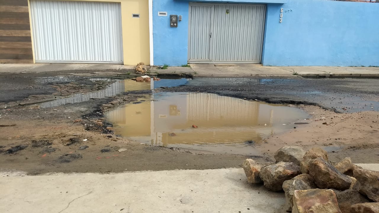Buraco na Rua Murilo Braga, no bairro São Pedro