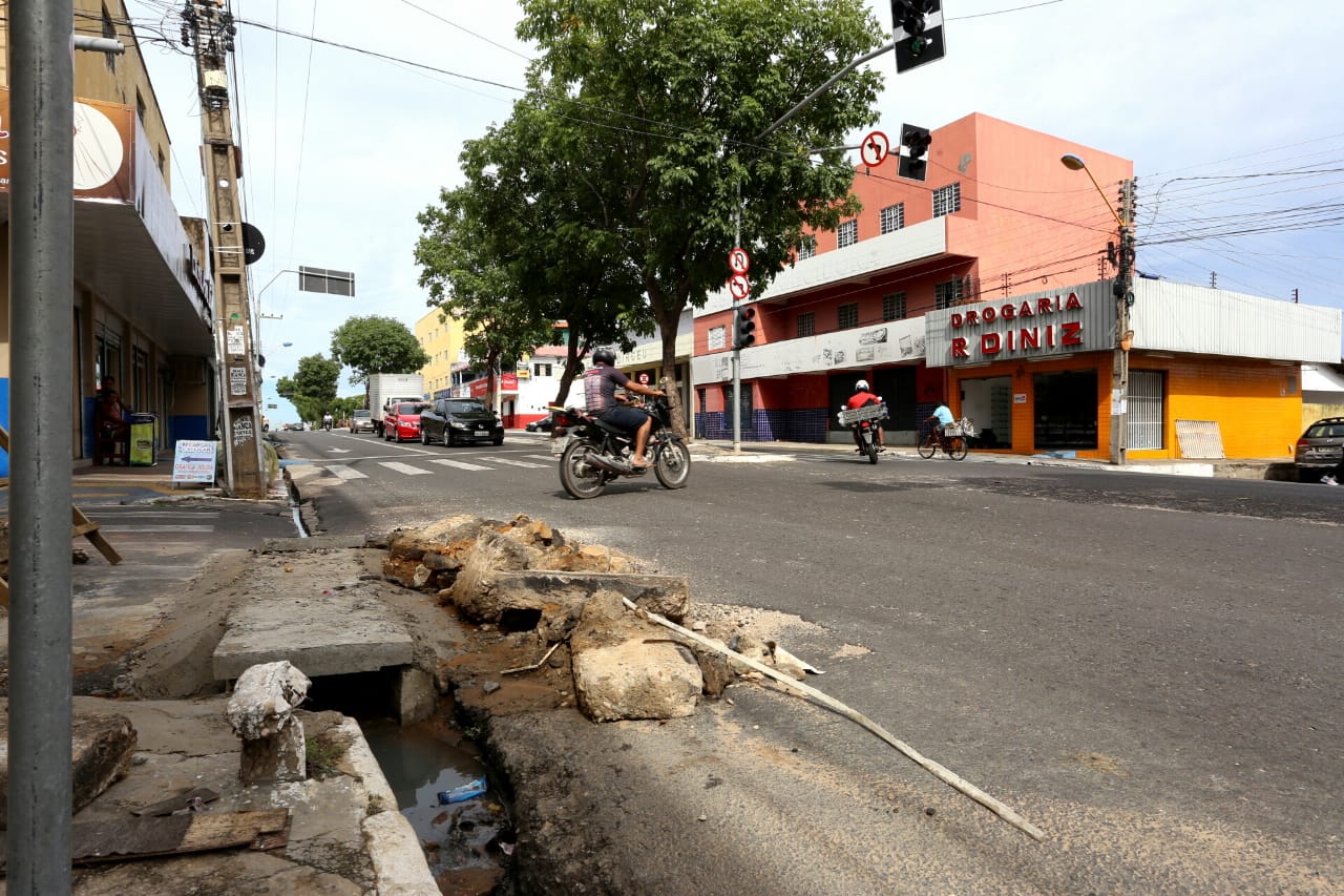 Canaleta em obras