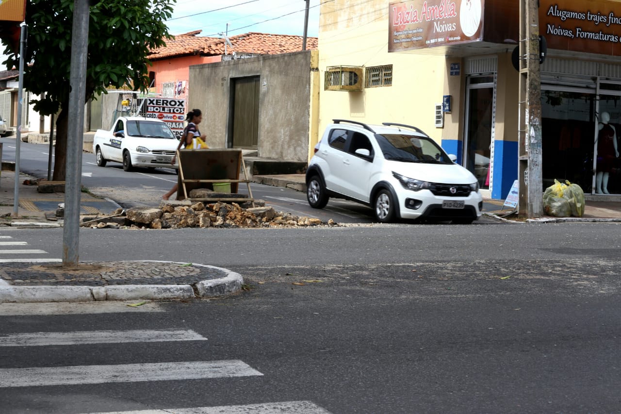 Veículos têm dificuldade em passar no local