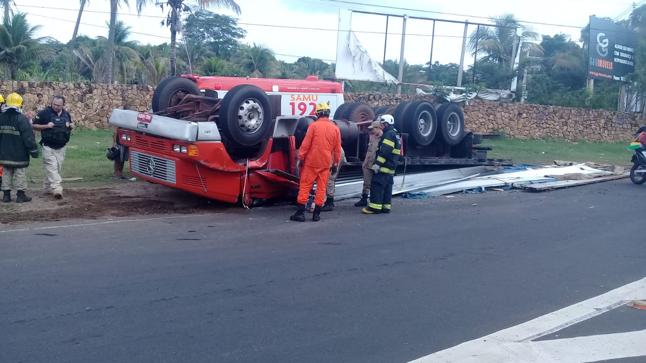 Caminhão que transportava telhas de metal galvanizada tombou na BR 343