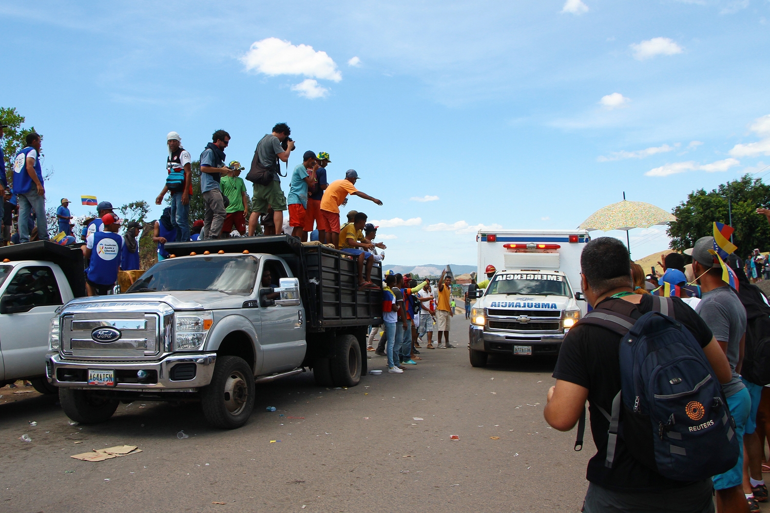 Ambulância com dois venezuelanos feridos