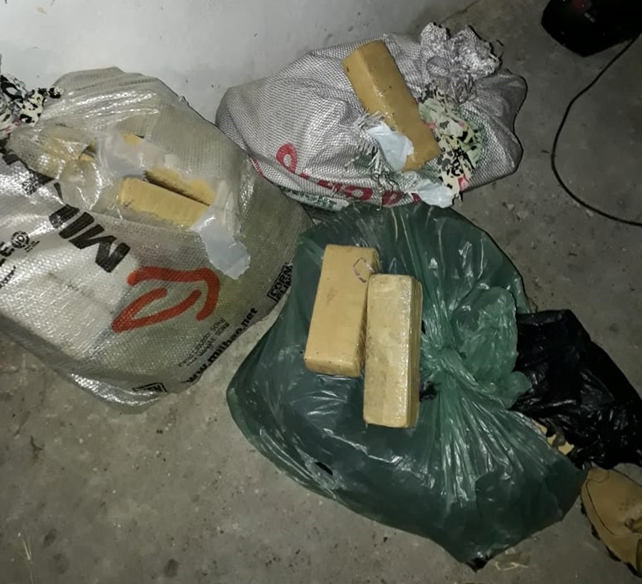 Tabletes foram encontrados em sacos dentro da casa