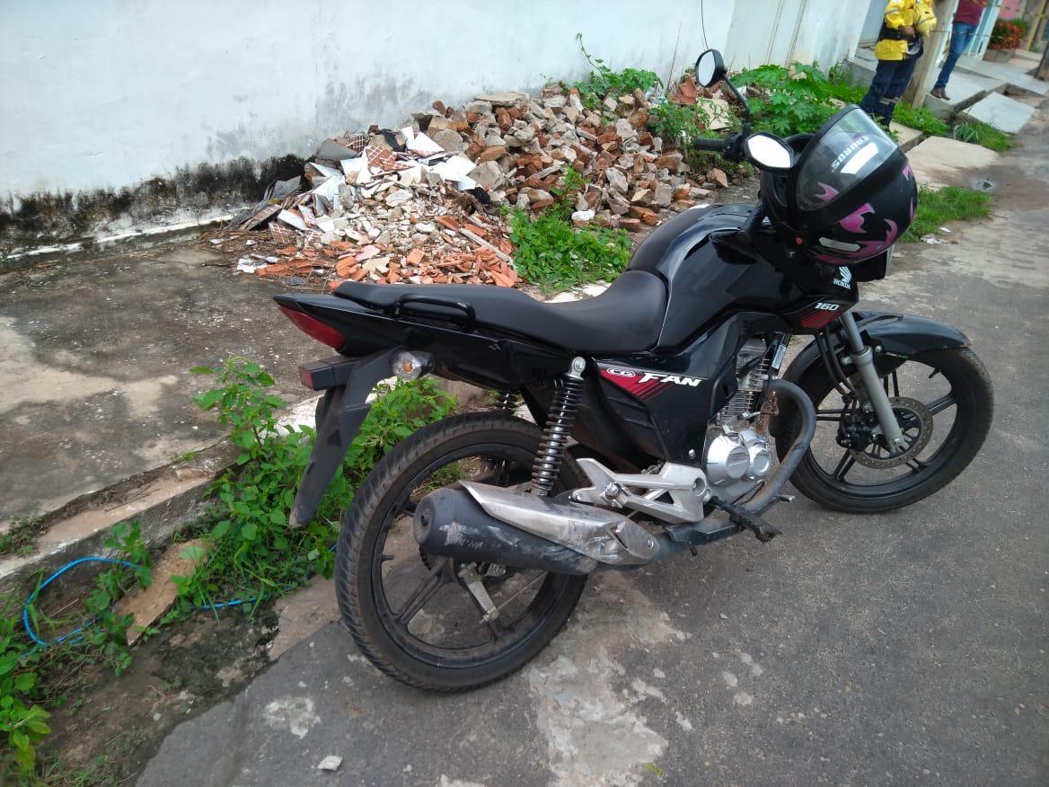 Motocicleta apreendida com dupla criminosa em Timon