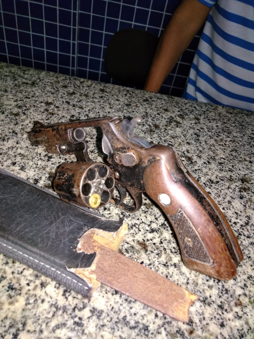 Armas encontradas com o suspeito