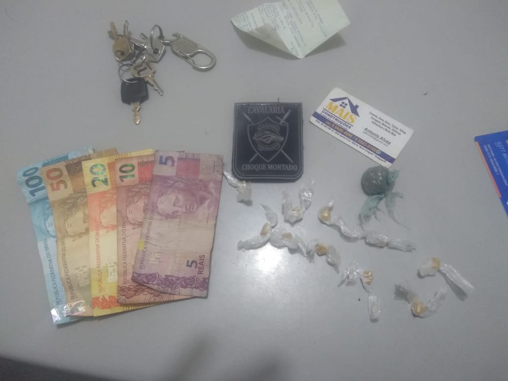 Drogas e dinheiro apreendidos
