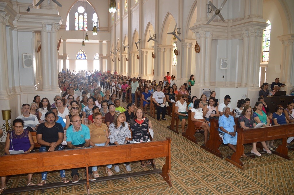 Fiéis lotam Igreja Catedral de Picos
