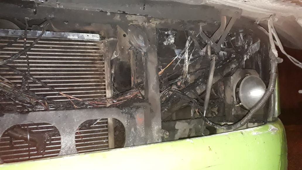 Ônibus ficou parcialmente destruído