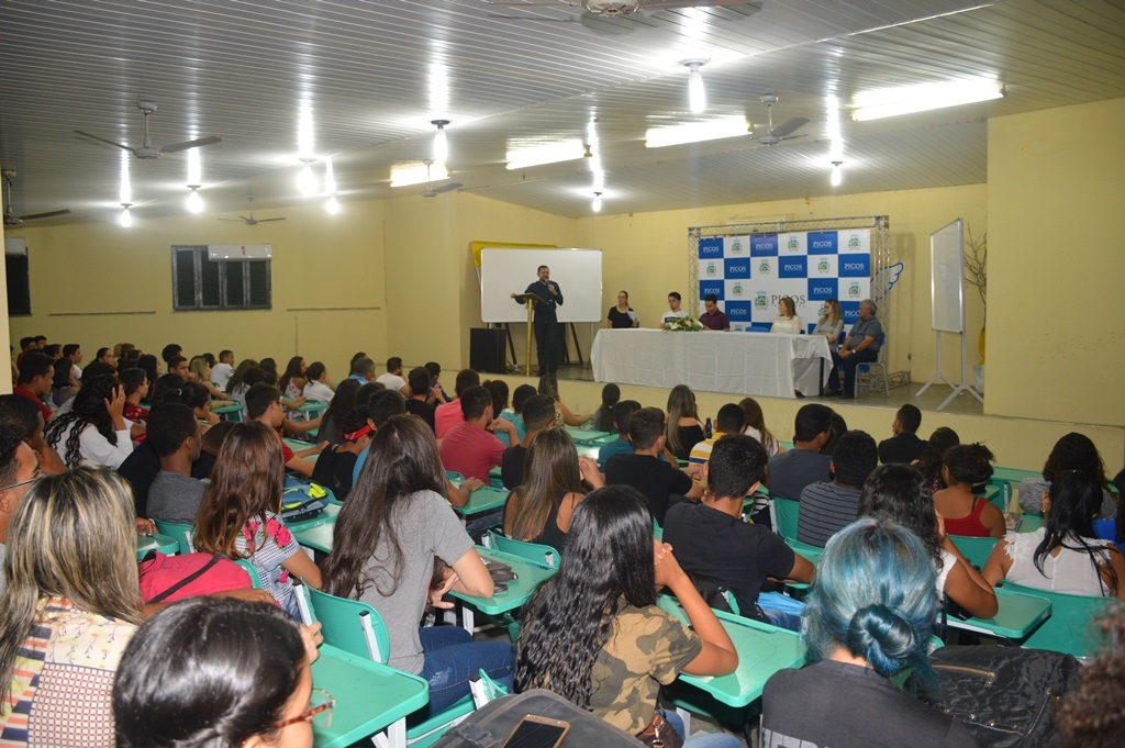Alunos lotam auditório da Escola Normal