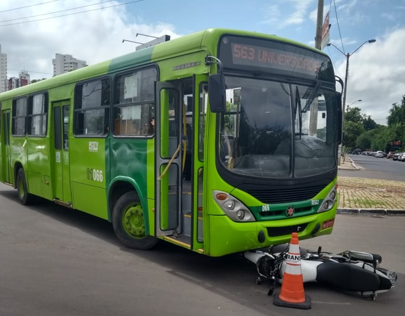Colisão entre ônibus e motocicleta
