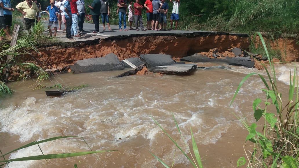 Rompimento de açude causa erosão na BR 316