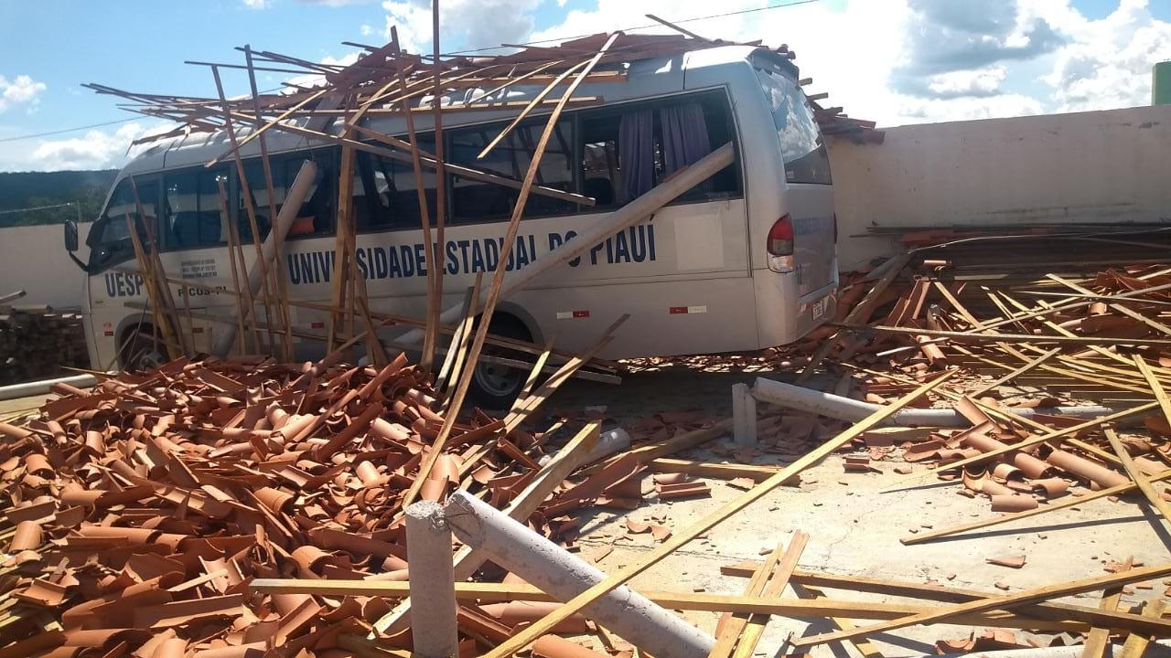 Teto caiu sobre um micro-ônibus da UESPI