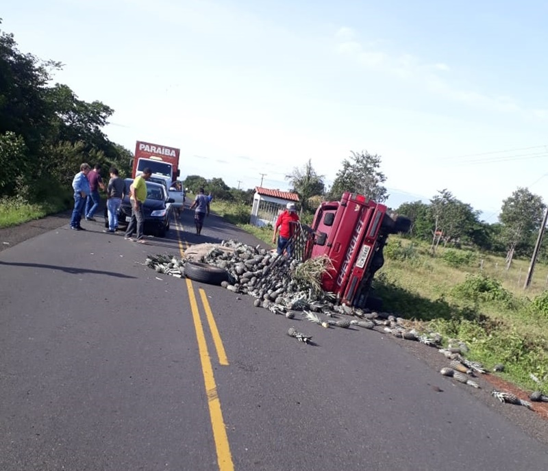 Carga de abacaxis ficaram na pista após acidente