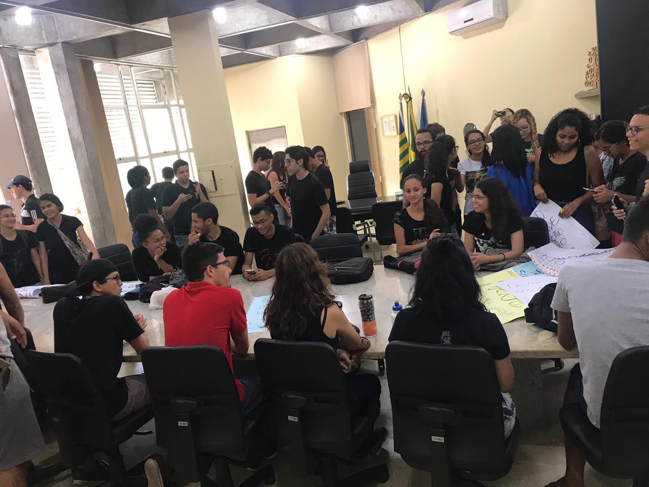Alunos na reitoria da UESPI