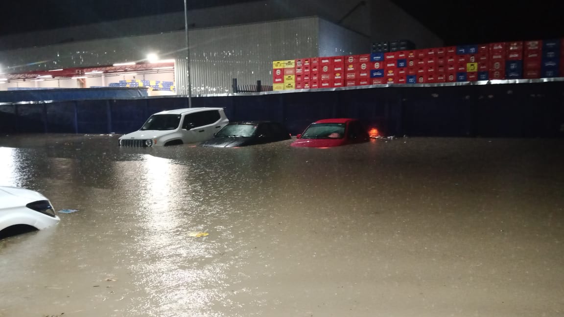 Estacionamento da Ambev alagado