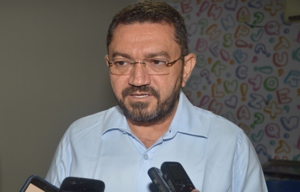 Prefeito Padre Walmir investe no setor de iluminação pública