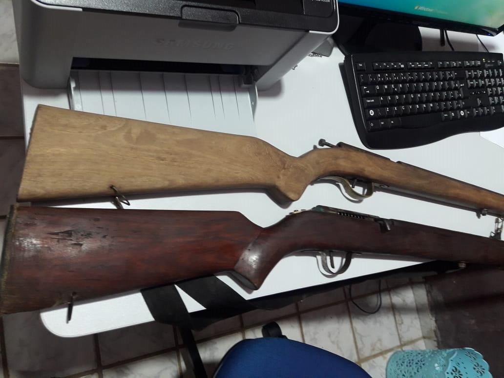 As espingardas foram apreendidas pela Polícia Militar 