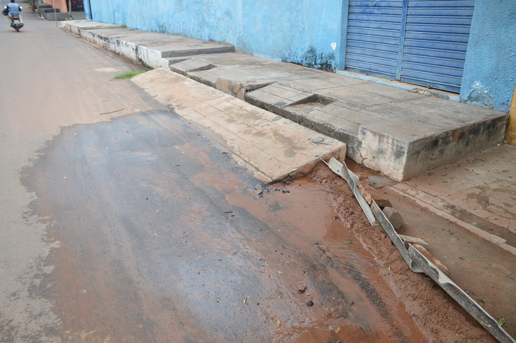 Cano quebrado causa desperdício de água