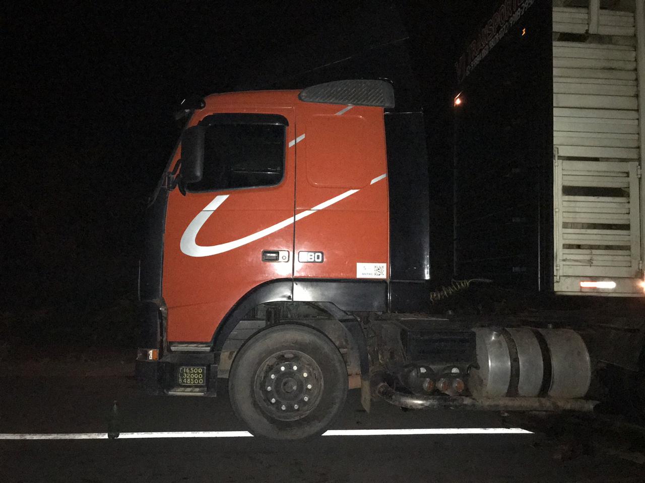 Carreta que se envolveu no acidente na BR 135