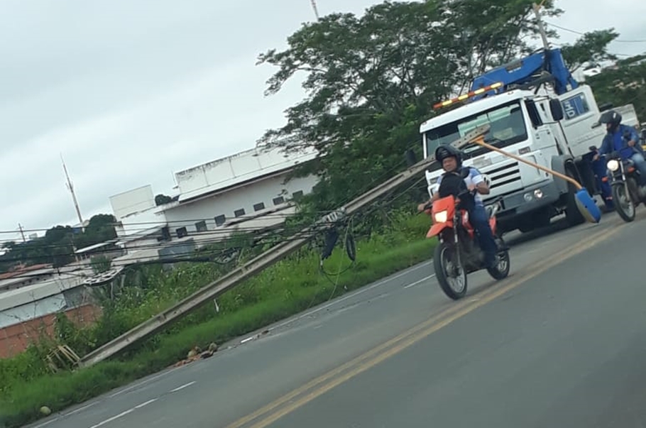 Poste caiu após a colisão
