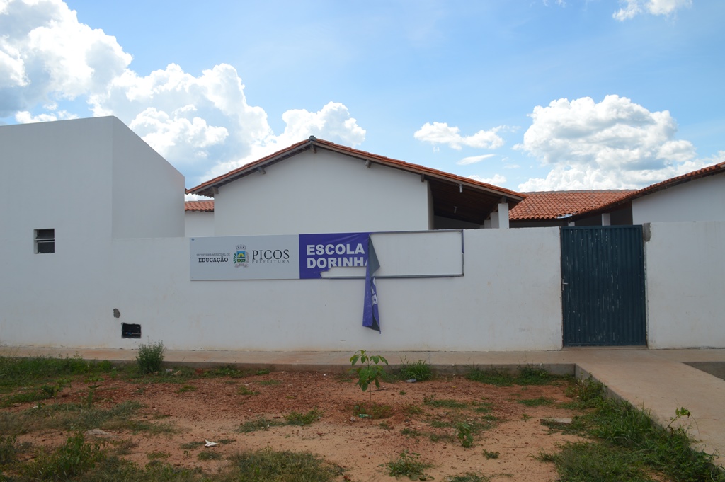 Fachada da Escola Dorinha Xavier antes do incêndio