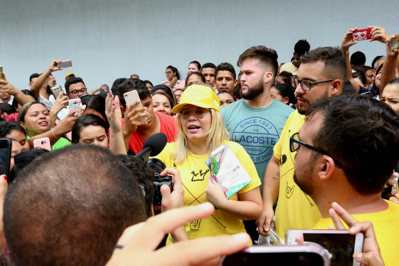 Marília Mendonça distribui panfletos sobre show gratuito
