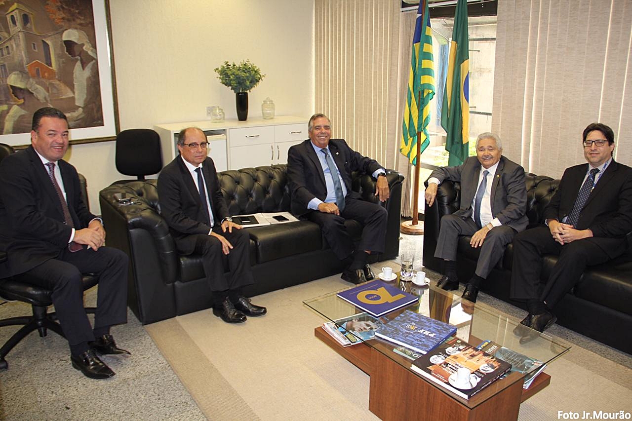 Senador Elmano Férrer se reúne com presidente da Chesf