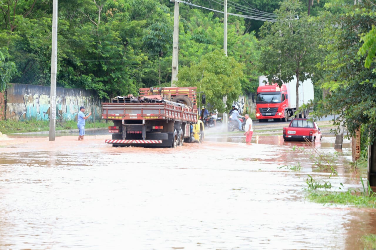 Caminhão passa com dificuldades pelo local