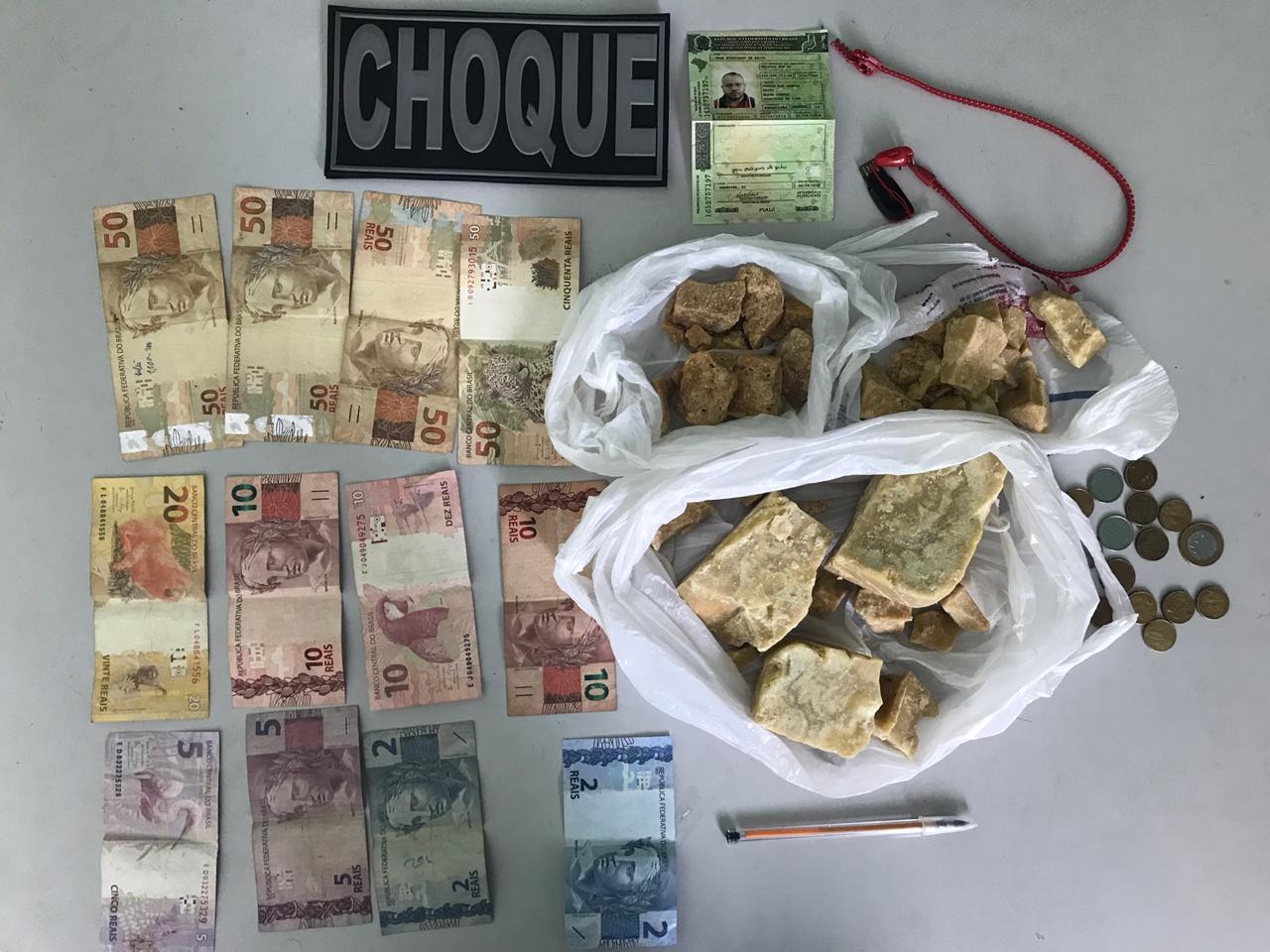 Foi apreendido 950g de crack e 266,60 reais