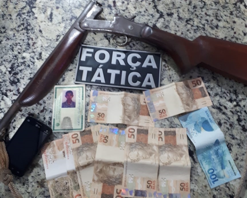 Foram apreendidos 500 reais em cédulas falsas e uma espingarda