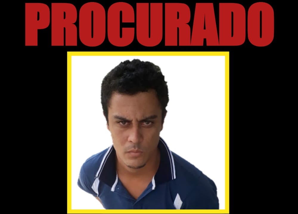 O acusado, identificado como Marcos Bona, está sendo procurado pela PM