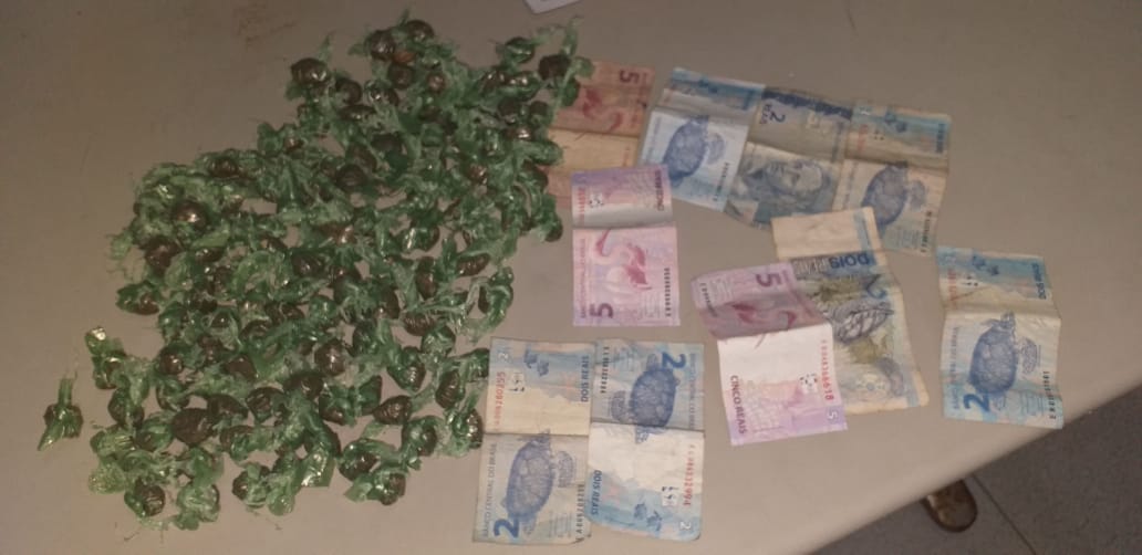 Drogas e dinheiro apreendidos