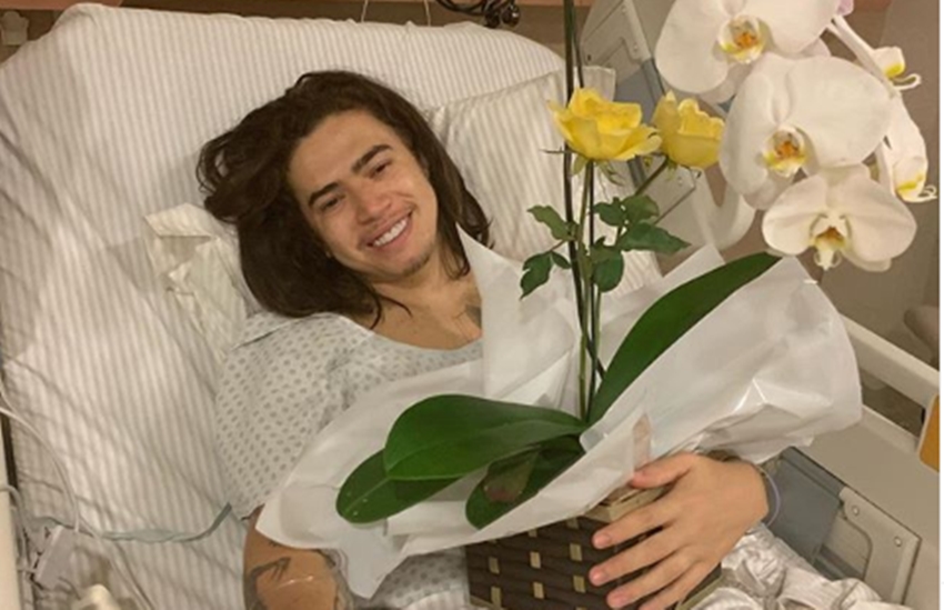 Whindersson Nunes ganha flores da esposa após acordar de cirurgia