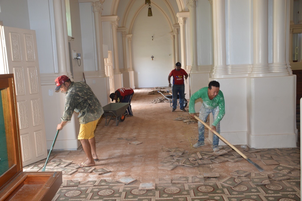 Retirada do piso velho começou na última segunda-feira
