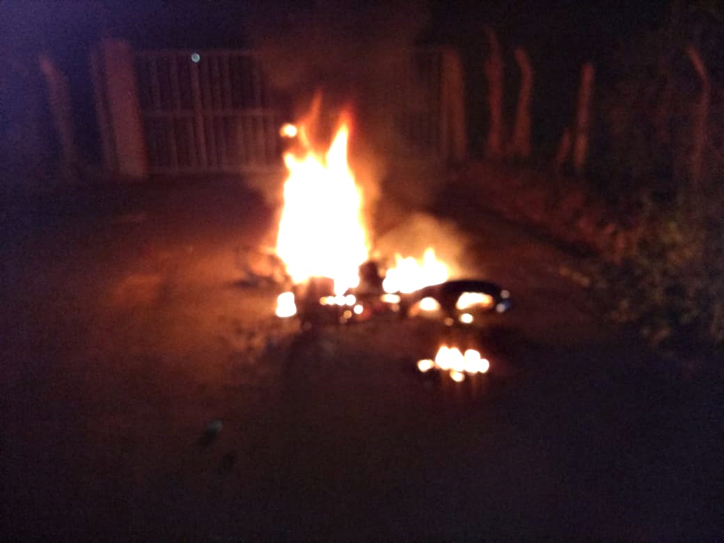 Motocicleta incendiada