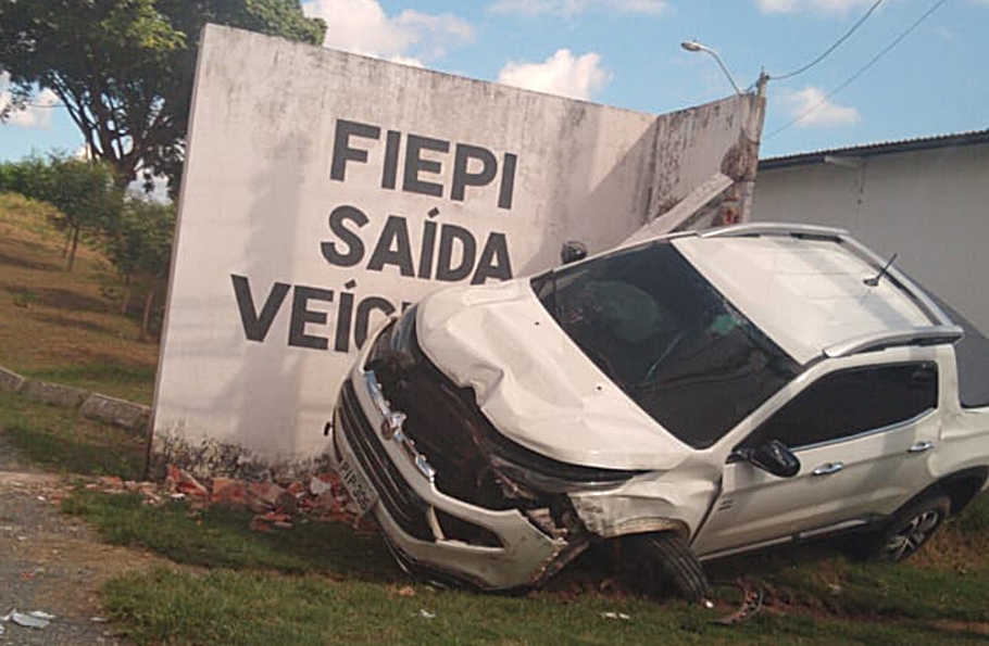 Veículo colidiu em muro após se envolver em acidente