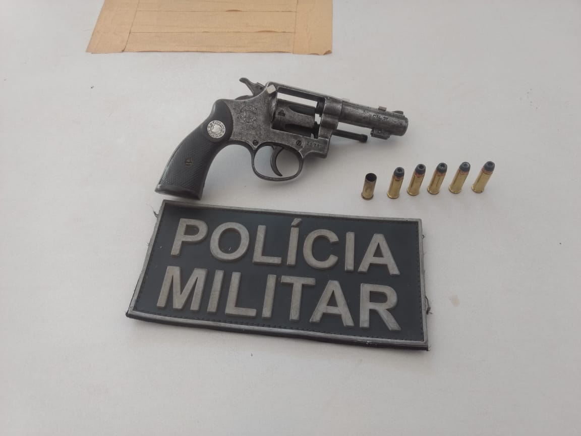 Arma apreendida com o suspeito 