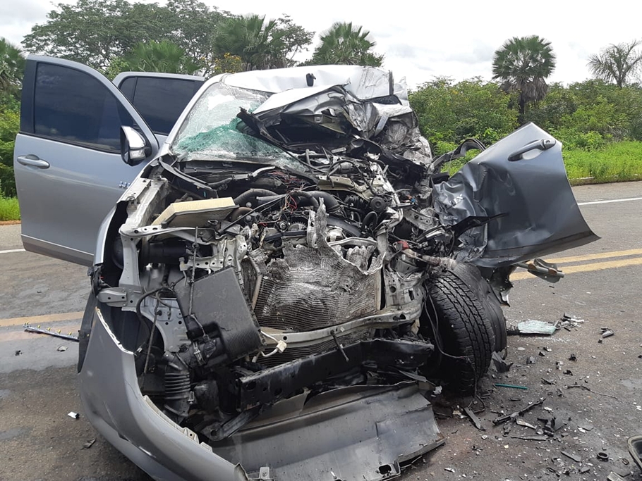 Veículo ficou destruído após acidente na BR 343