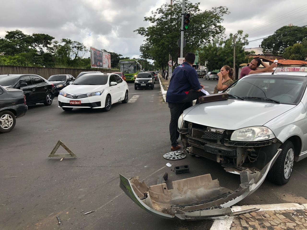 A frente do carro ficou destruída