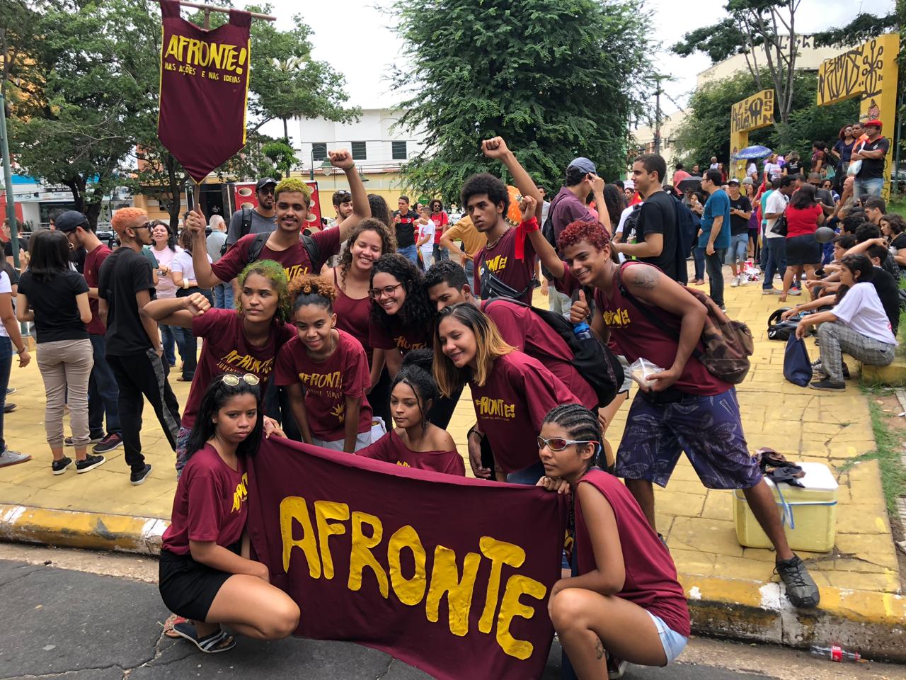 Estudantes participam de manifestação contra cortes na educação