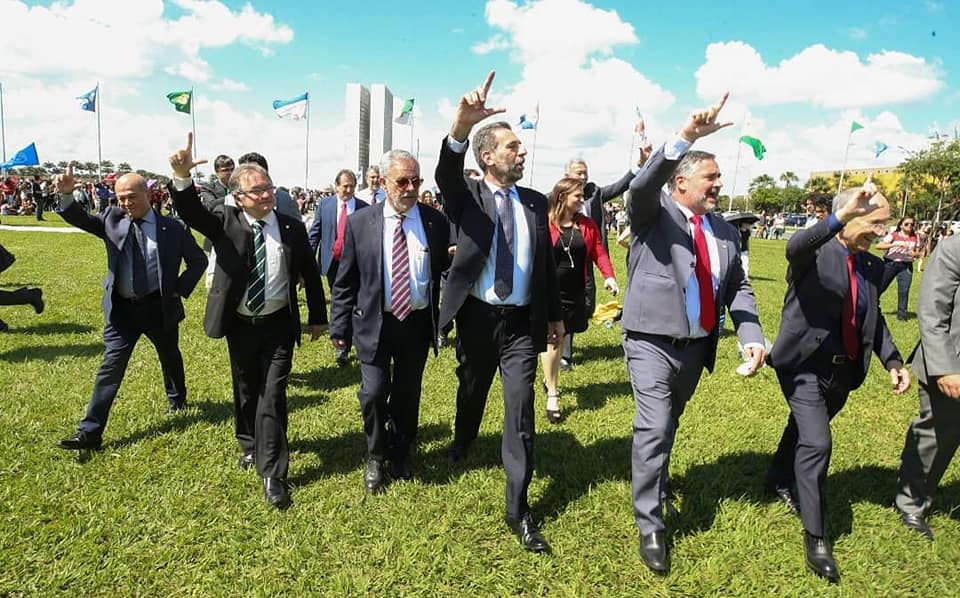 Merlong Solano participa de ato em defesa da educação