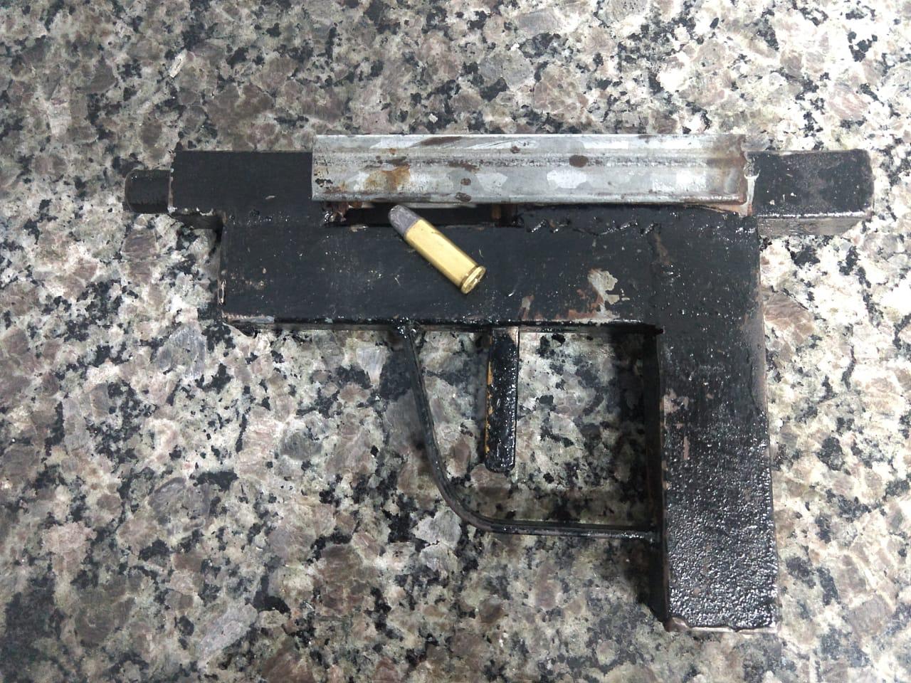 Arma caseira apreendida comos menores
