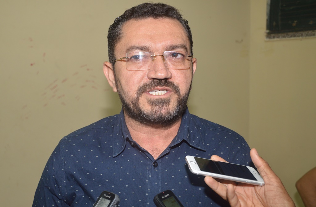 Padre Walmir propõe reajuste salarial aos servidores
