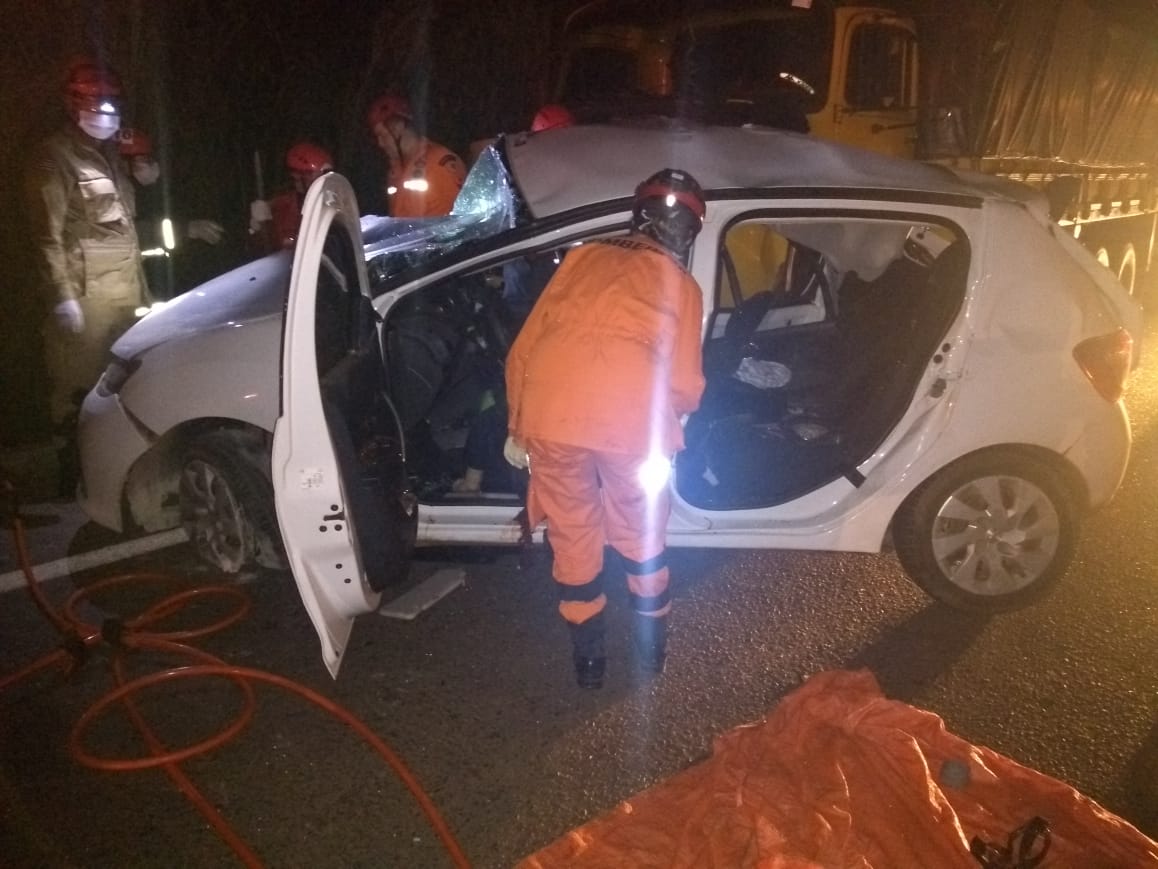 Veículo de passeio ficou totalmente destruído