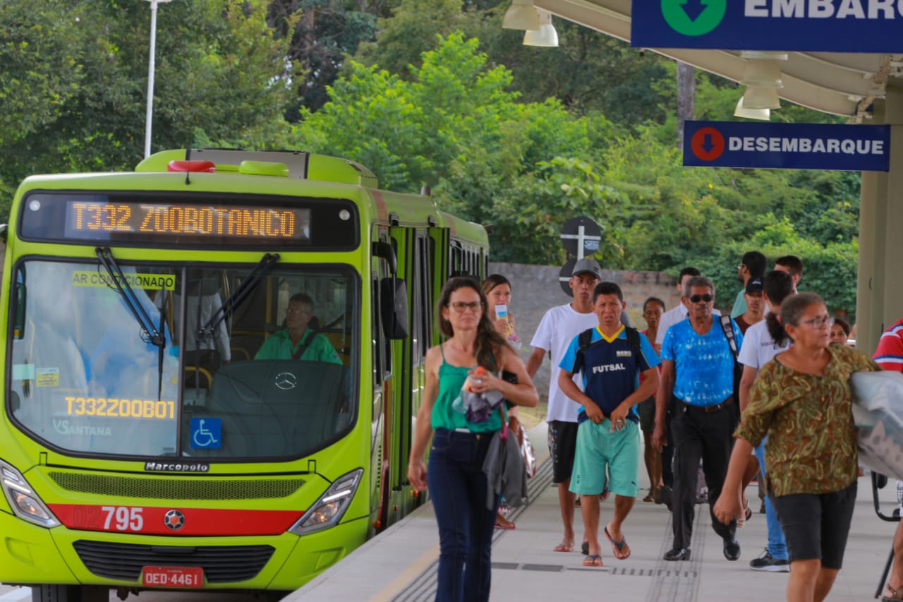 Usuários esperando ônibus 