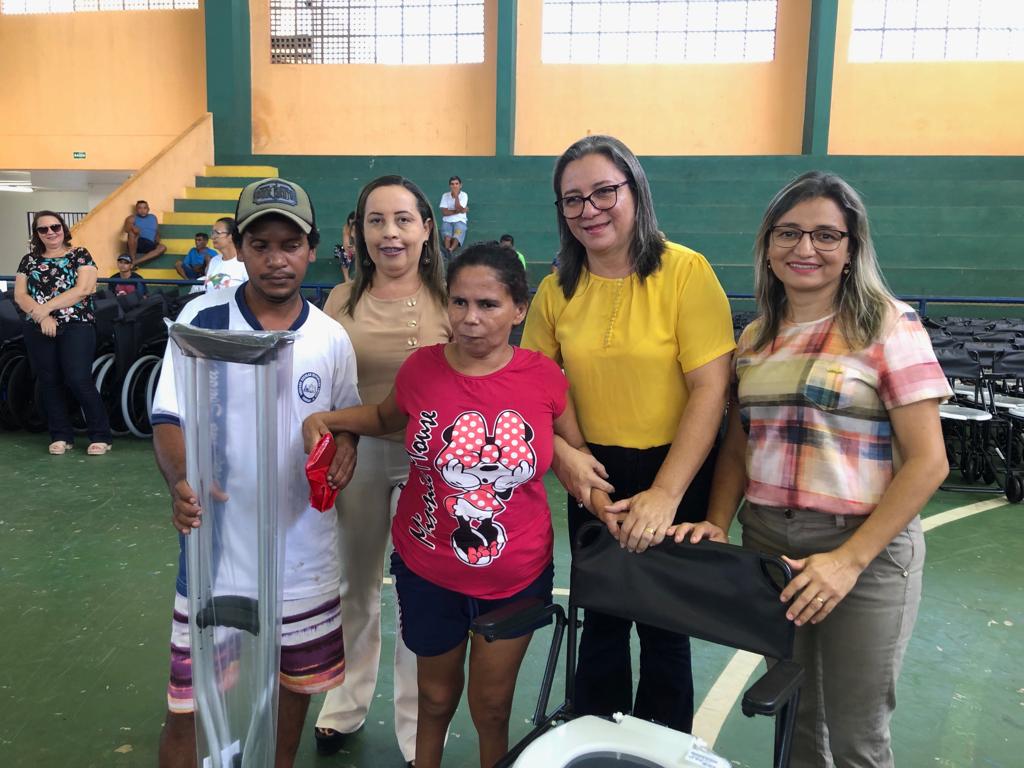 Prefeitura de Esperantina entrega equipamentos ortopédicos à população