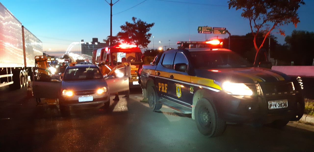 Equipe do corpo de bombeiros socorre condutora de veículo na BR 316