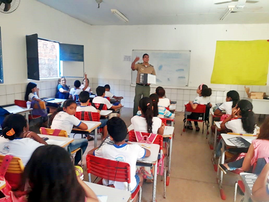 Polícia Militar realiza ações de resistência às drogas em escola de Altos