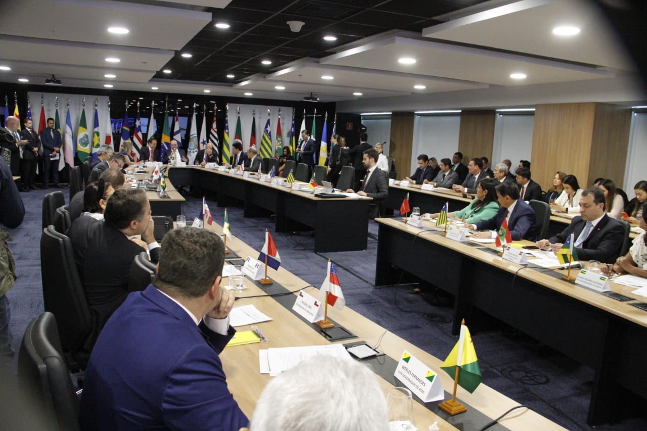 Wellington Dias participa de fórum 